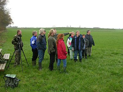 Deltagerne instrueres af skovfoged Stefan Skov